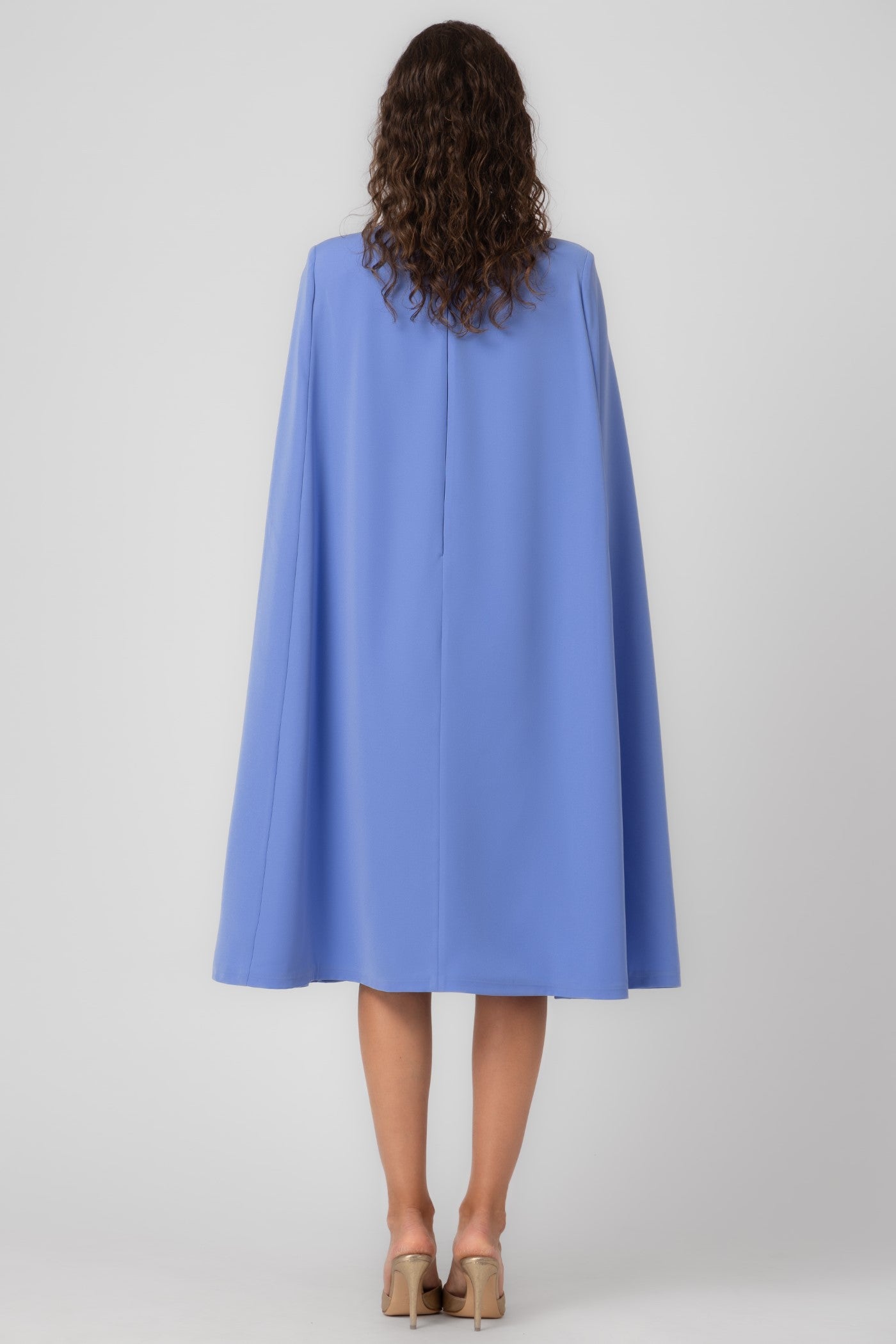 Rochie midi albastru deschis cu capa Mantle