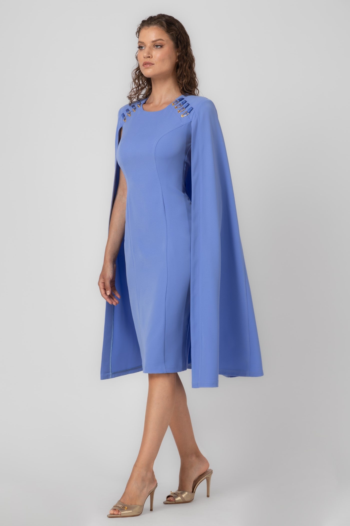 Rochie midi albastru deschis cu capa Mantle