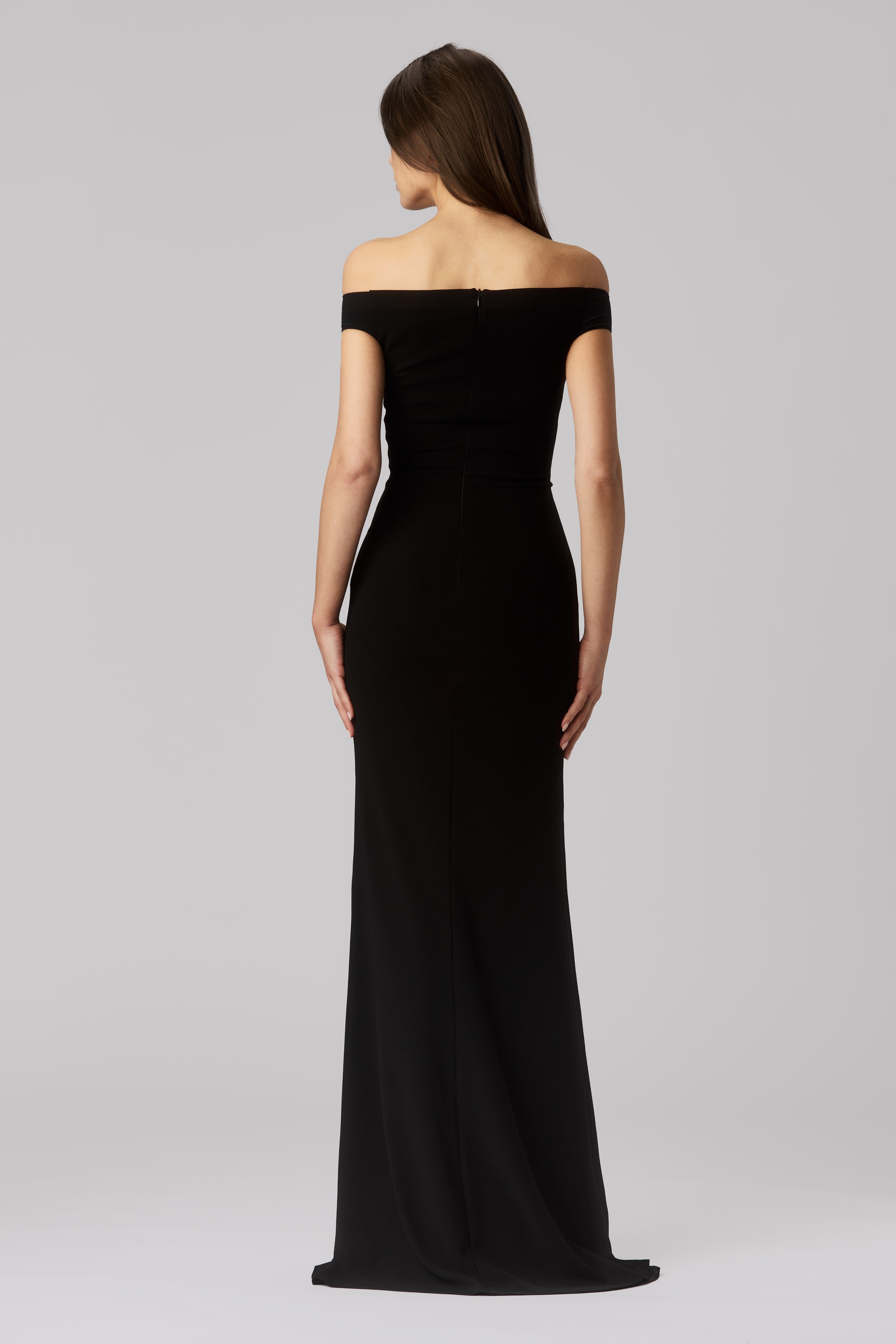 Rochie lunga neagra cu decolteu Ivy