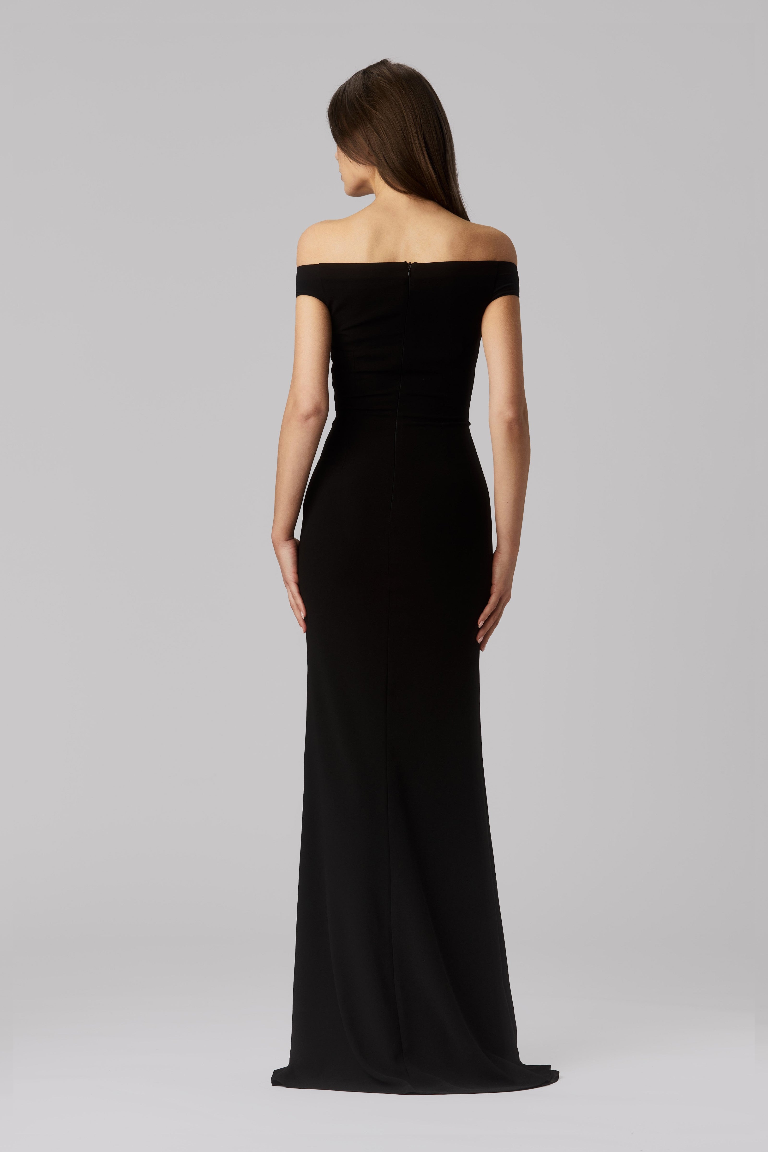 Rochie lunga neagra cu decolteu Ivy