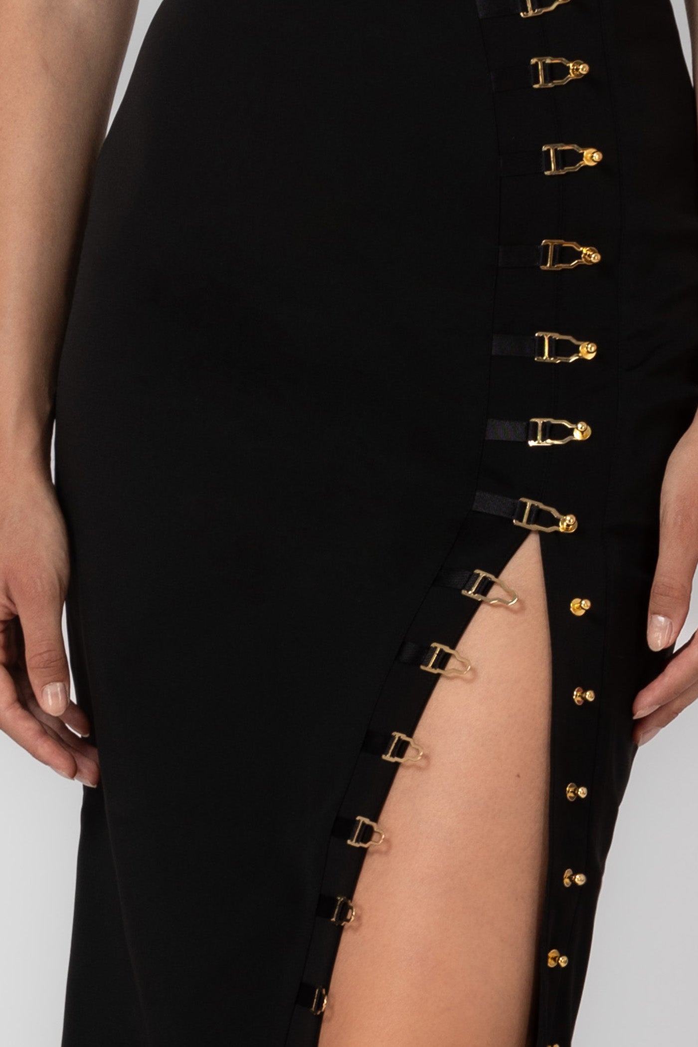 Fusta neagra mulata cu slit pe picior Ivy