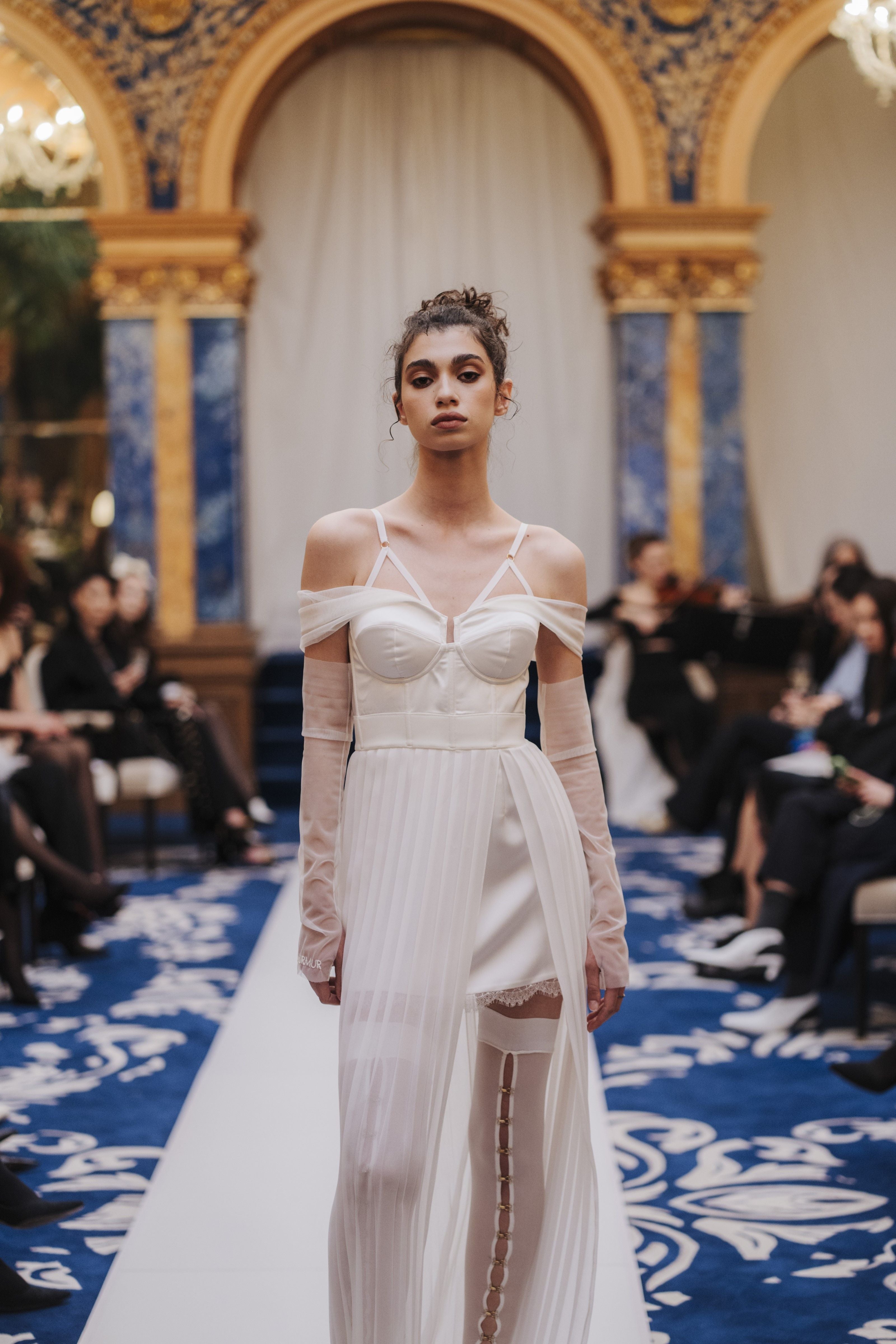 Rochie lunga alba din satin si voal plisat Utility