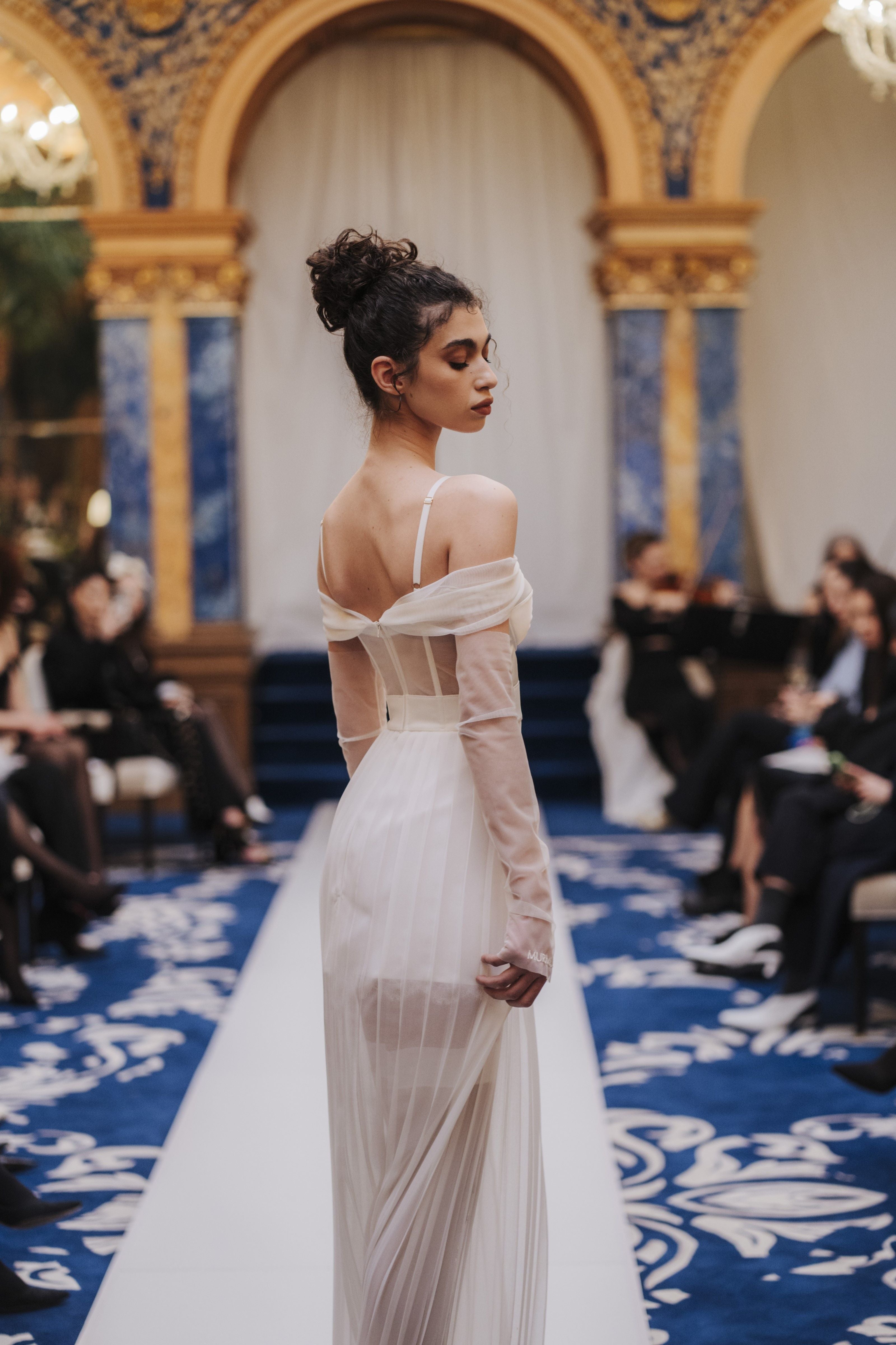 Rochie lunga alba din satin si voal plisat Utility