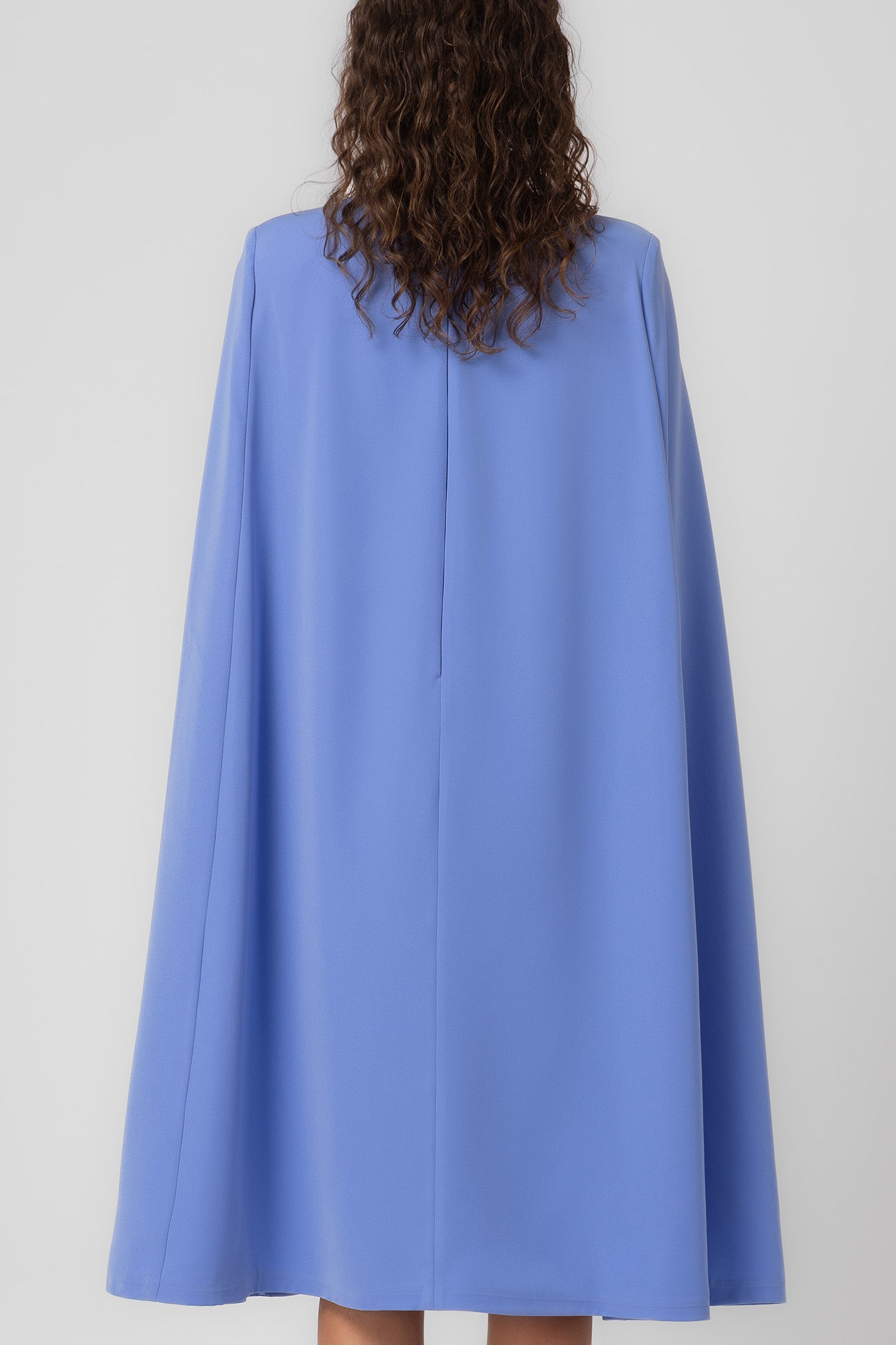 Rochie midi albastru deschis cu capa Mantle
