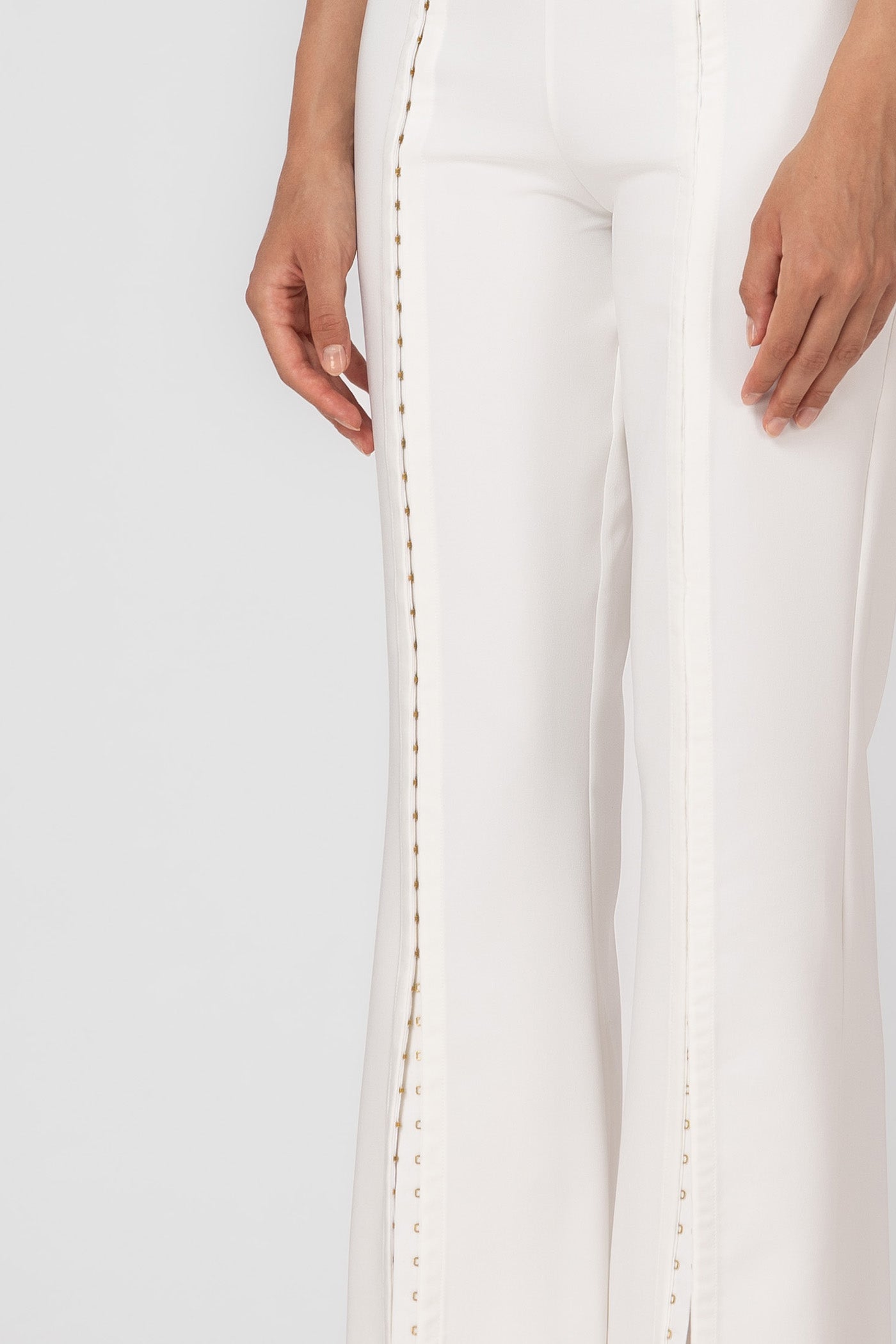 Pantaloni albi lungi evazati Snap