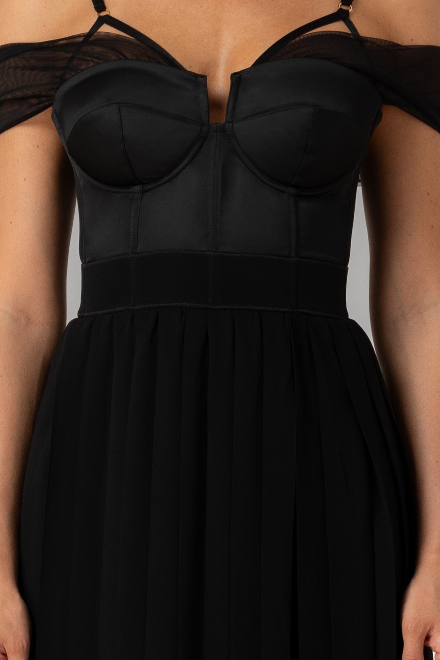 Rochie neagra din satin si voal plisat Utility