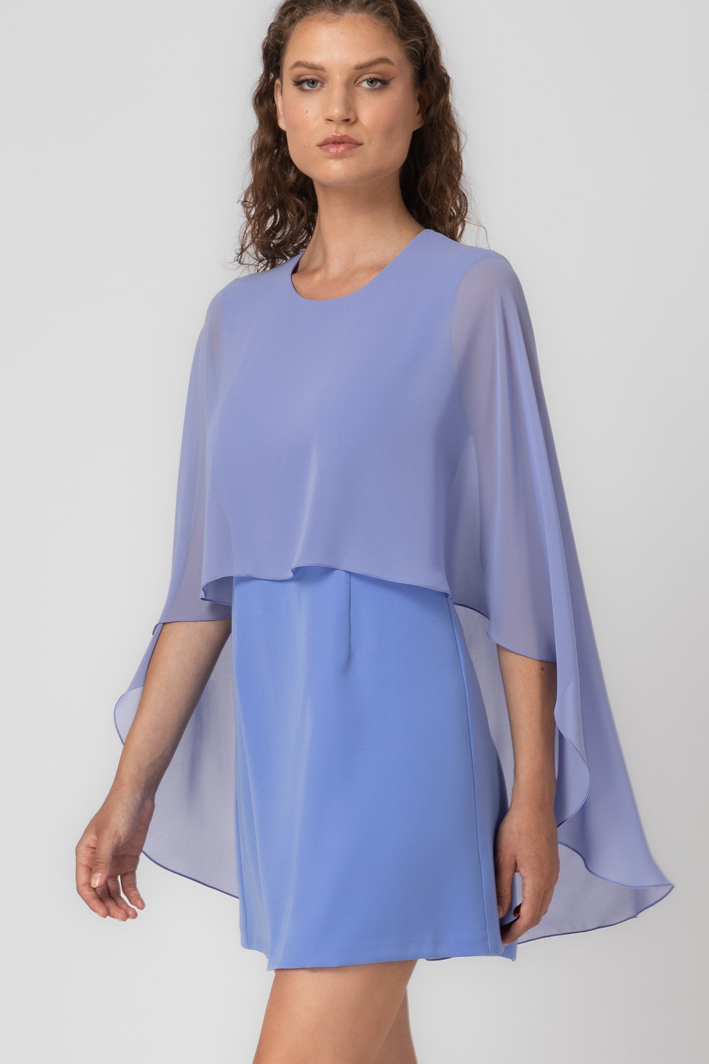 Rochie midi albastru deschis cu capa Veil