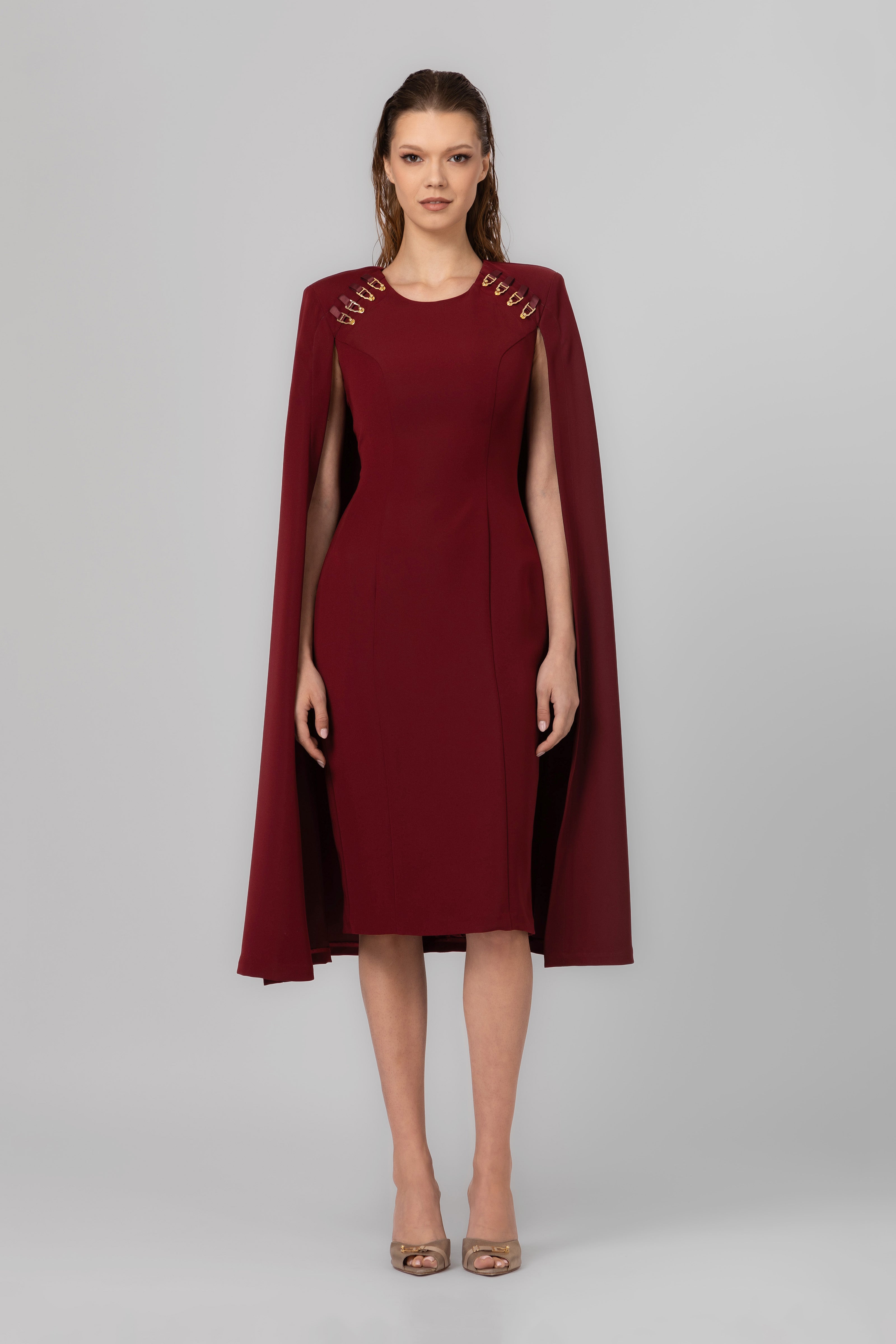 Rochie midi rosu inchis cu capa Mantle