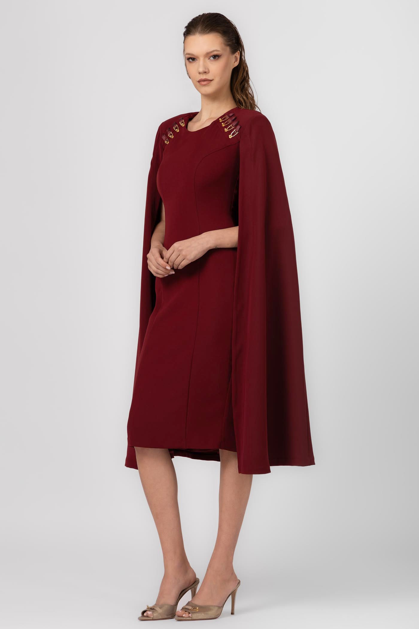 Rochie midi rosu burgund cu capa Mantle