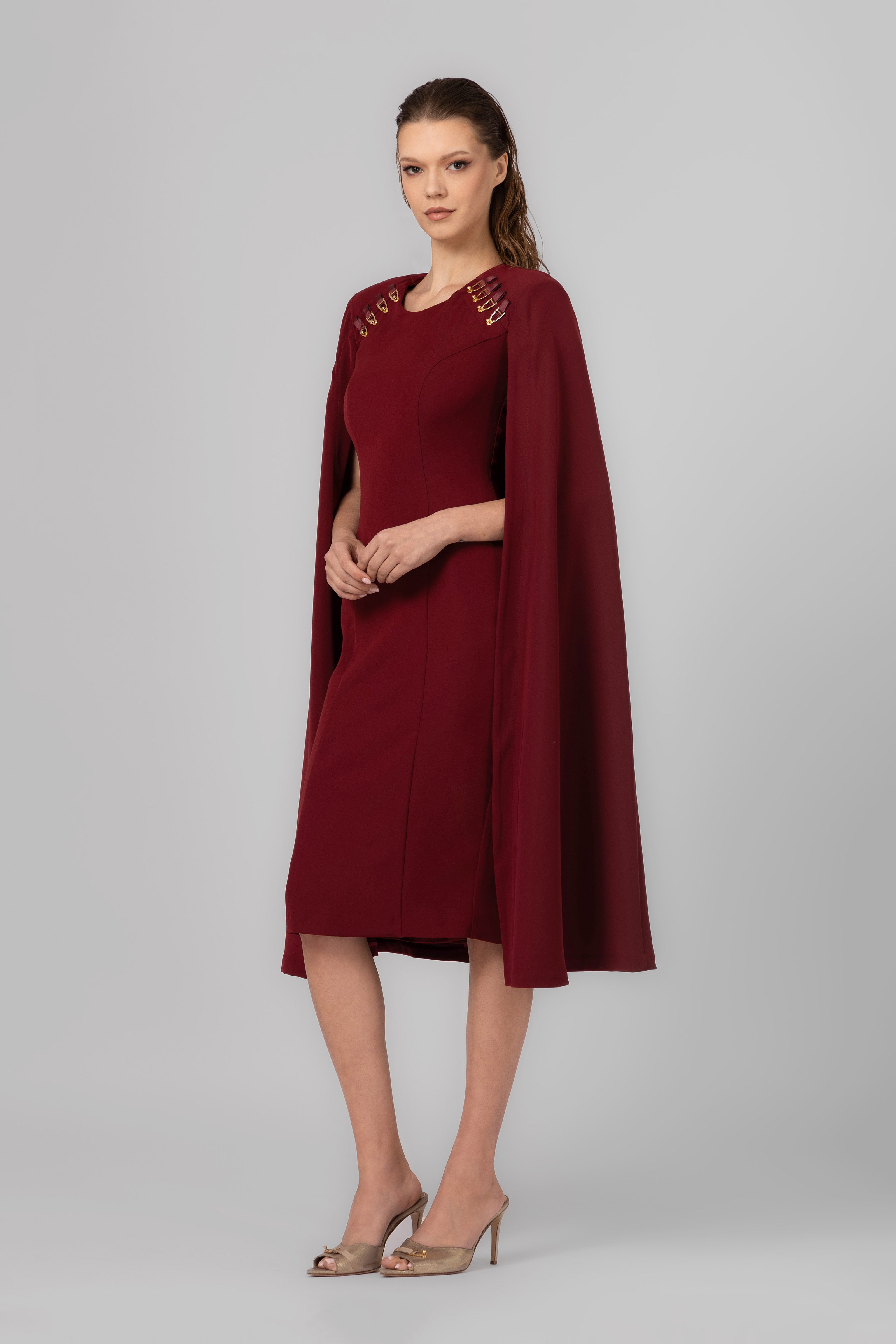 Rochie midi rosu inchis cu capa Mantle