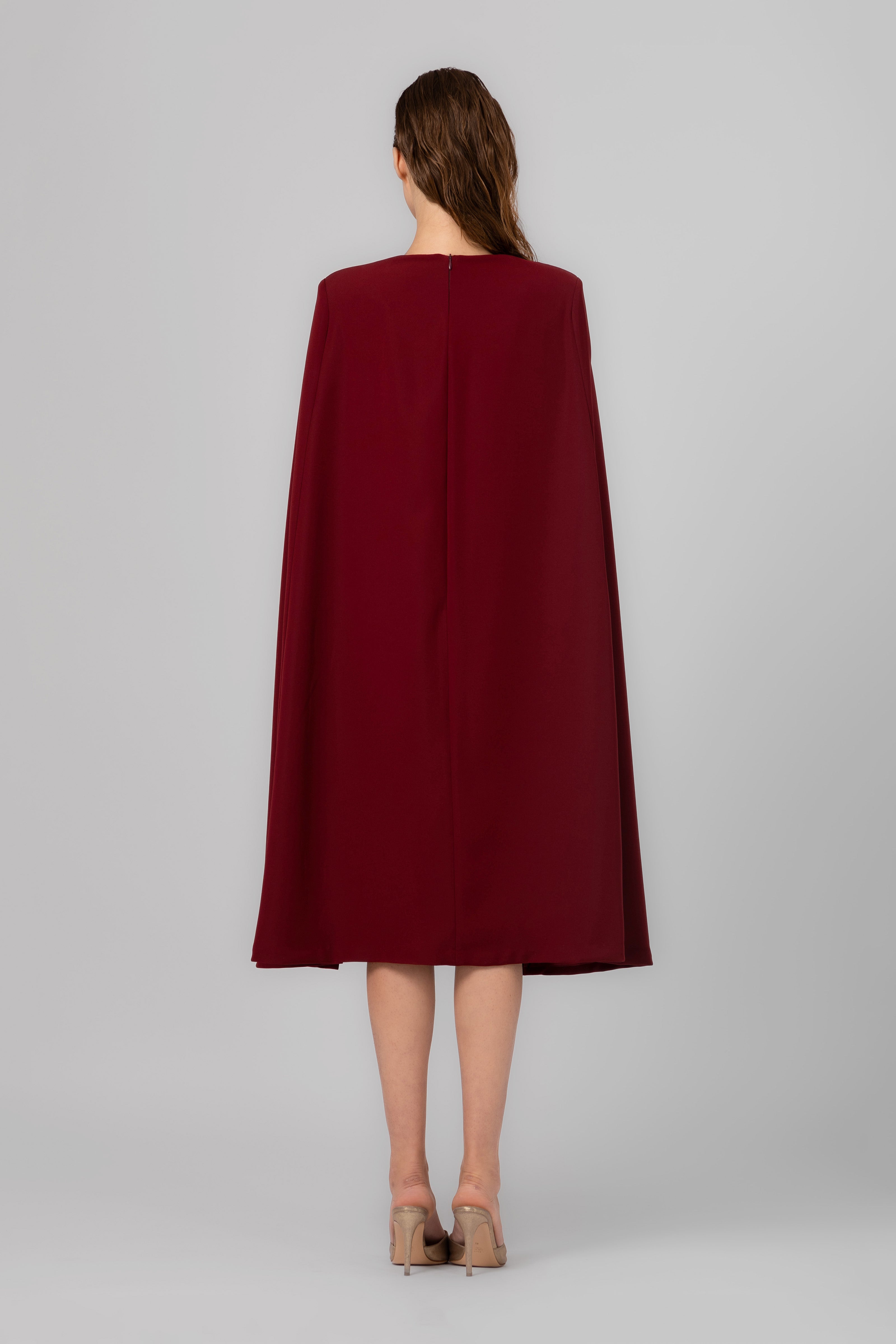 Rochie midi rosu inchis cu capa Mantle