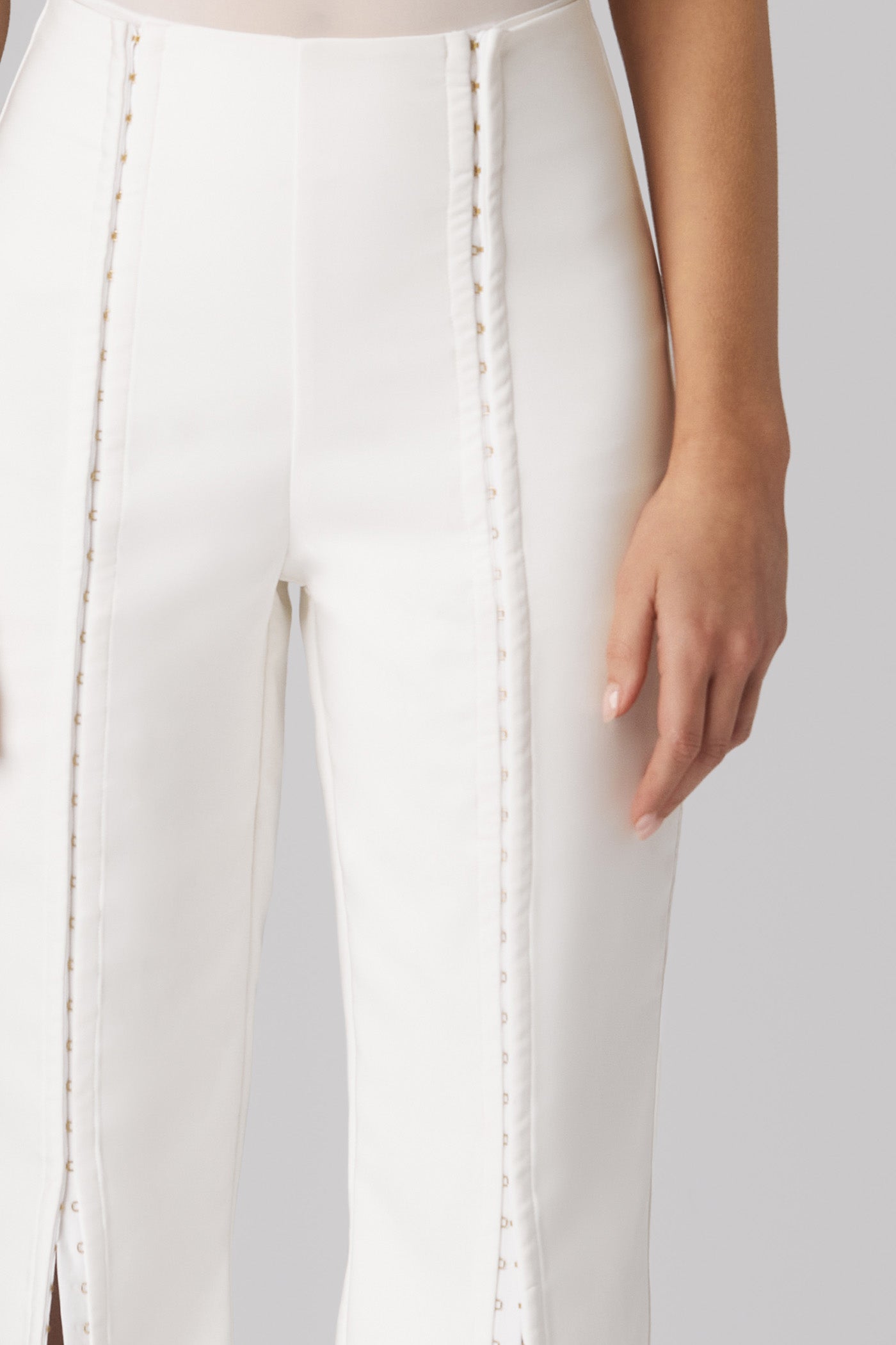 Pantaloni albi lungi evazati Snap