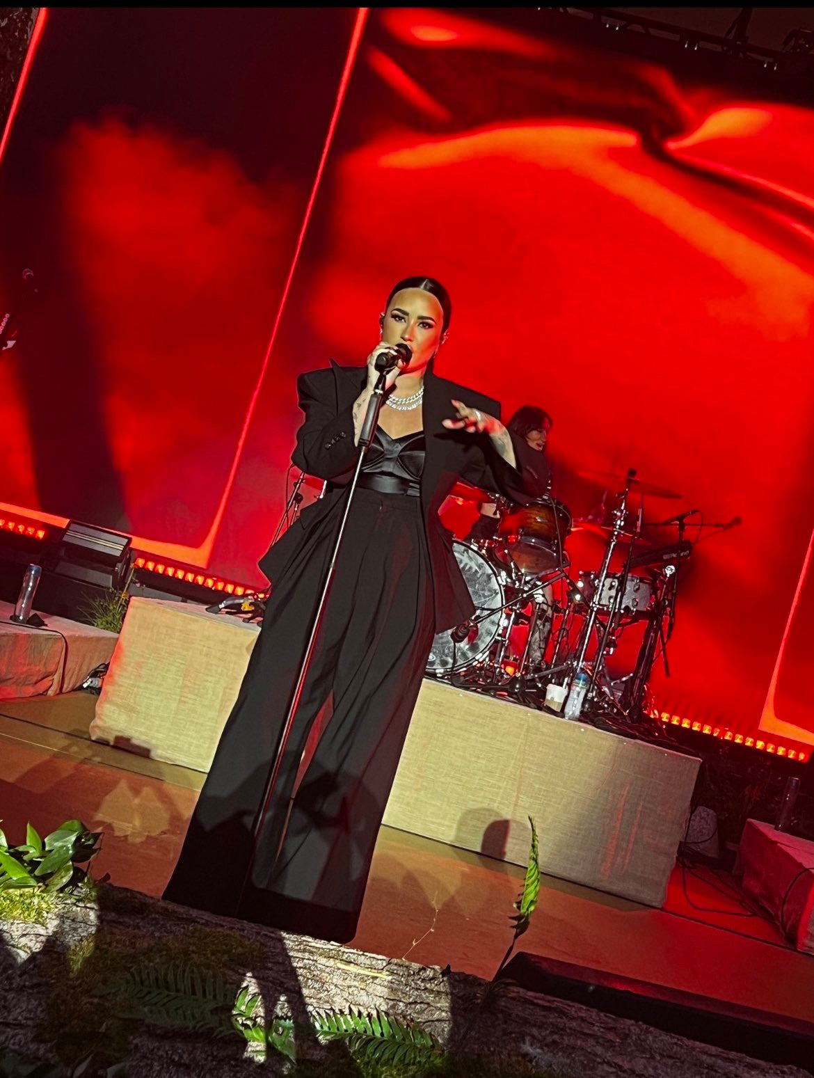 Demi Lovato in Body semnatura din satin Sculpt