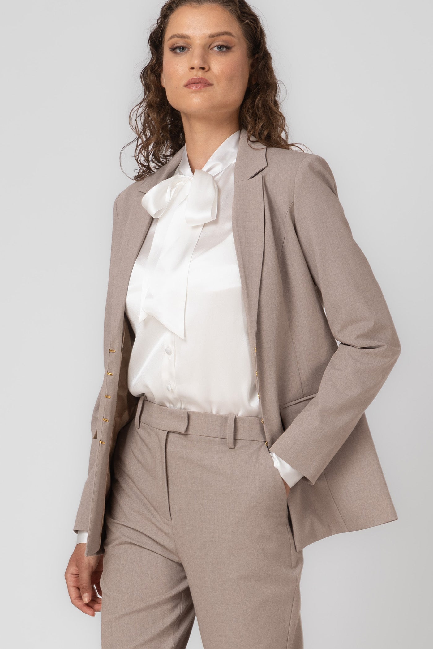 Blazer bej cu inchidere frontala Formal