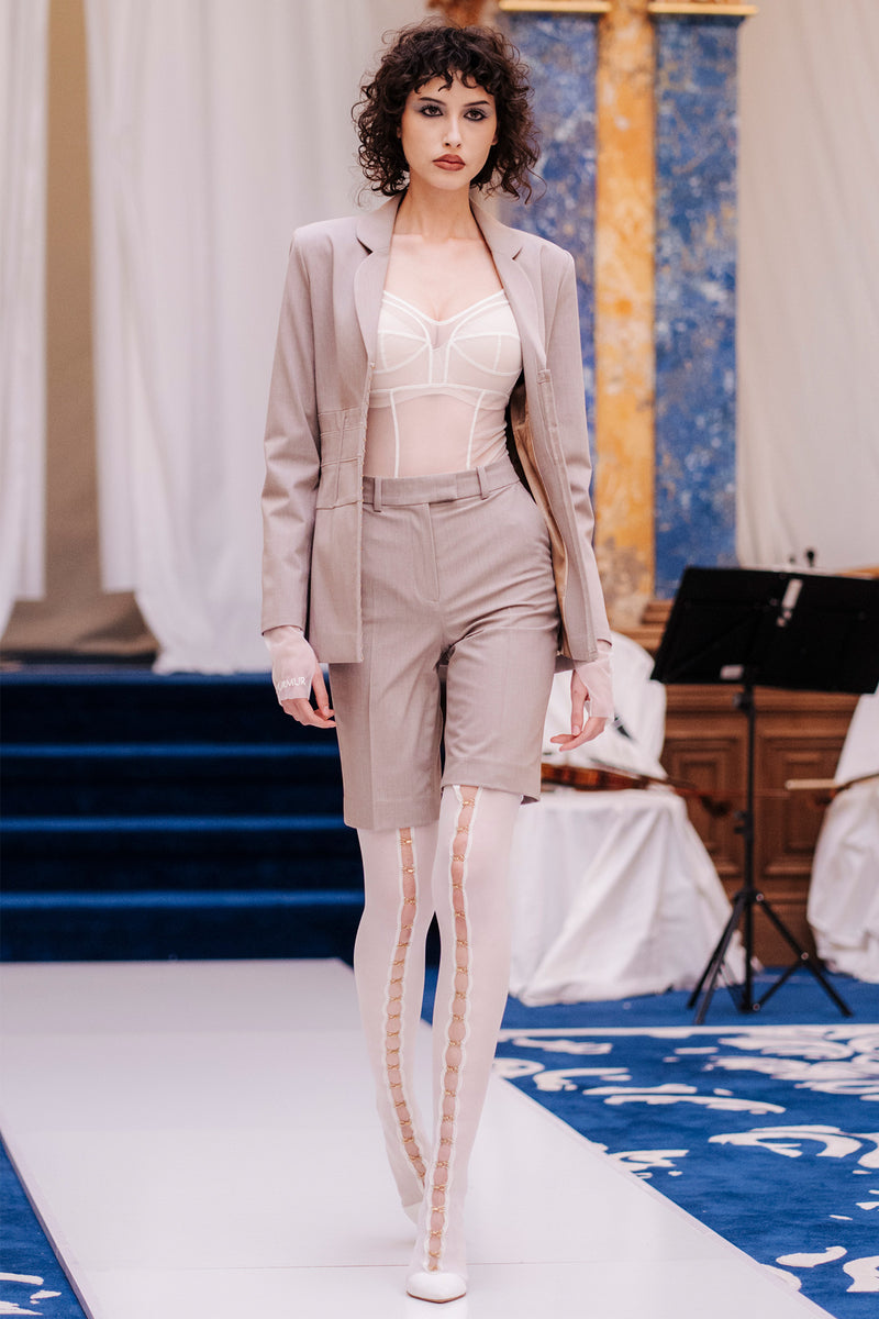 Pantaloni bej scurti din lana Formal