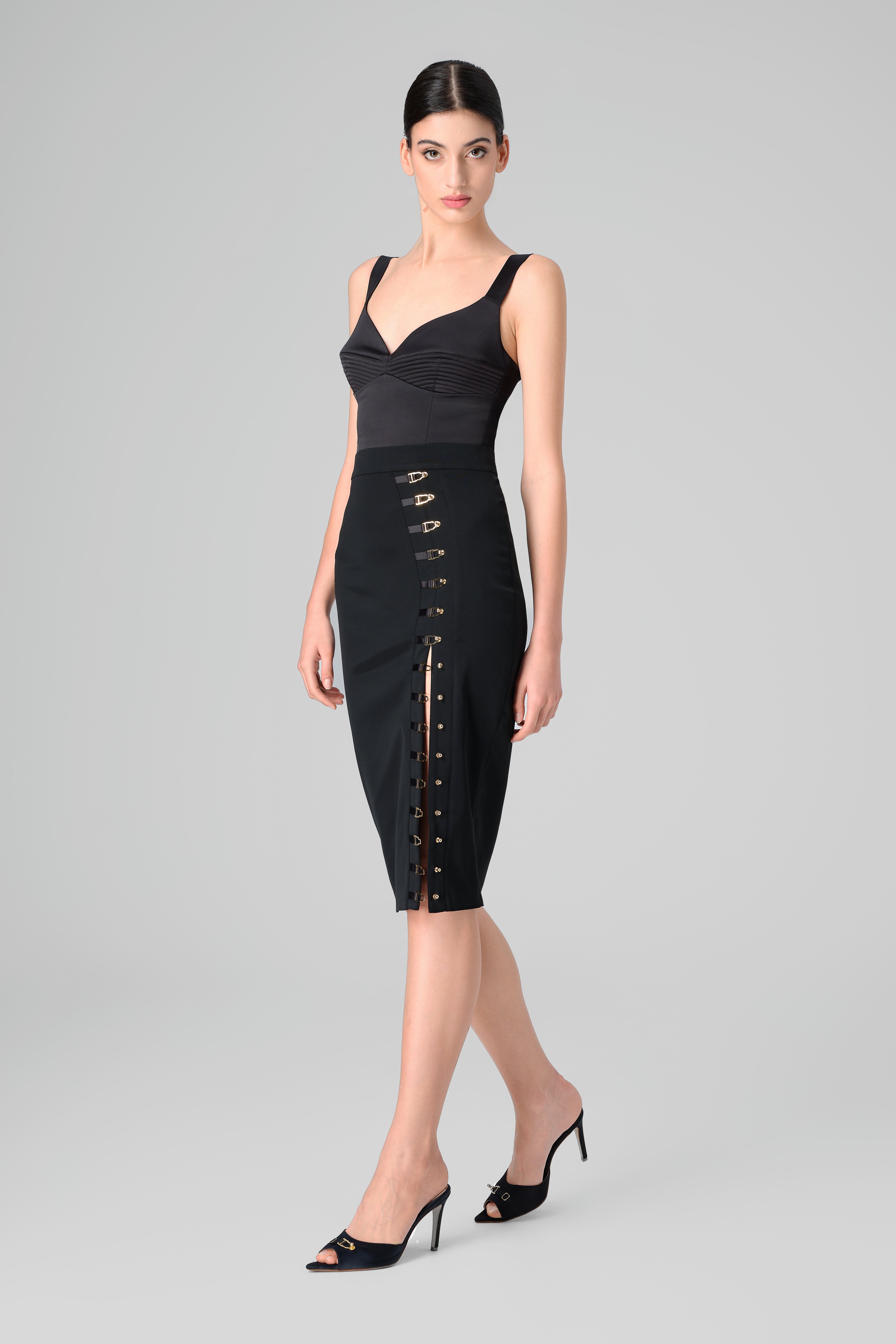 Corset din satin elastic cu decolteu ultra-feminin, cu cusaturi