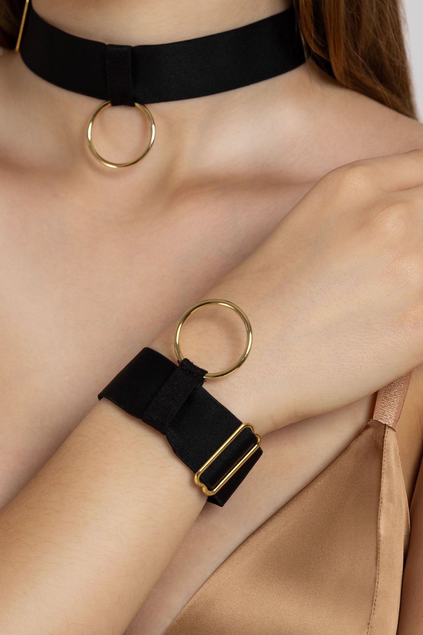 Choker negru satinat din elastic pretios cu detaliu auriu Hold-up