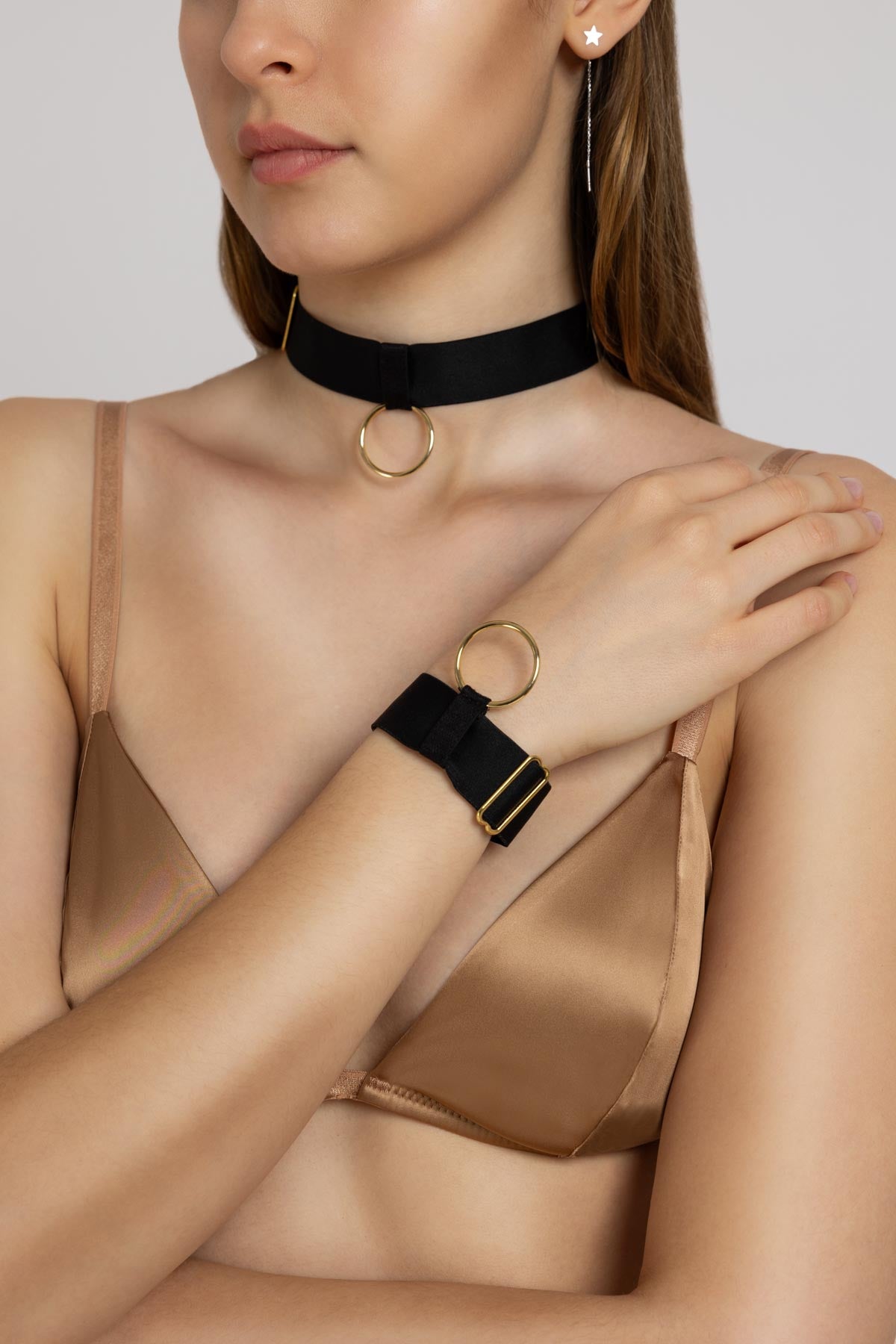 Bratari negre satinate din elastic pretios cu detalii aurii Hold-up