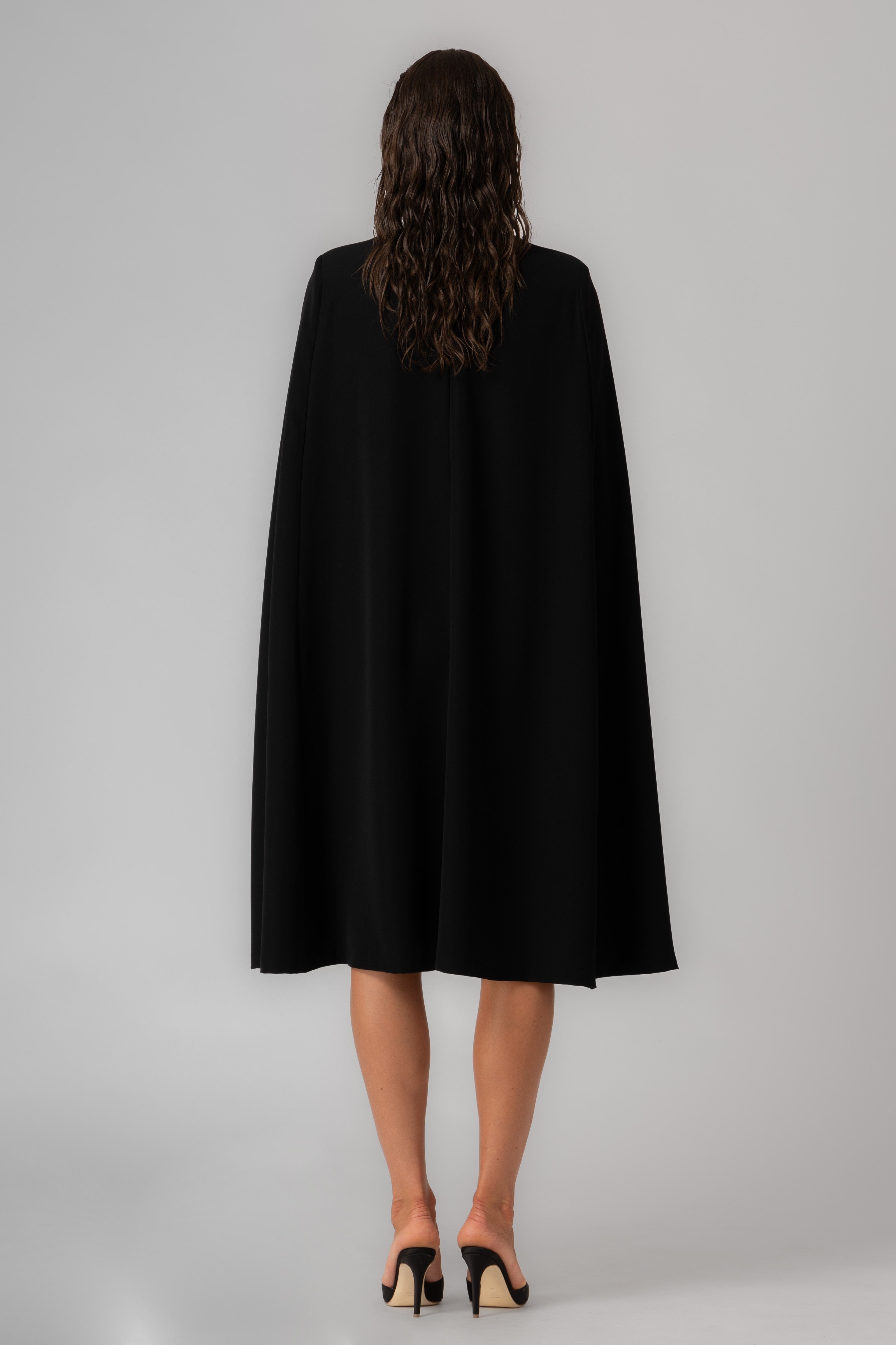 Rochie midi neagra cu capa Mantle