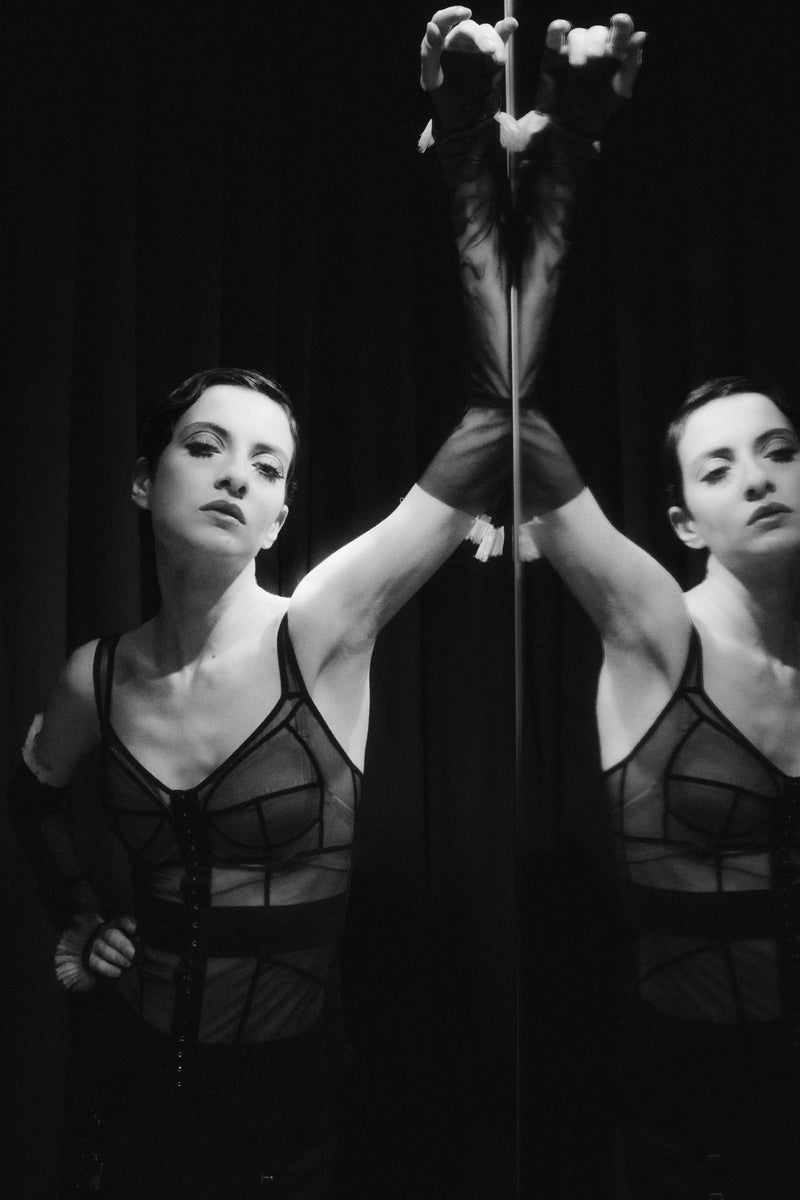 Mood image for Manusi lungi negre din tul transparent Sheer