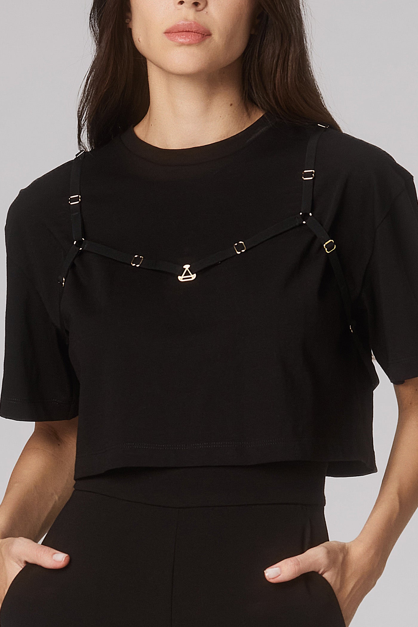 Tricou negru decupat din bumbac organic Outline