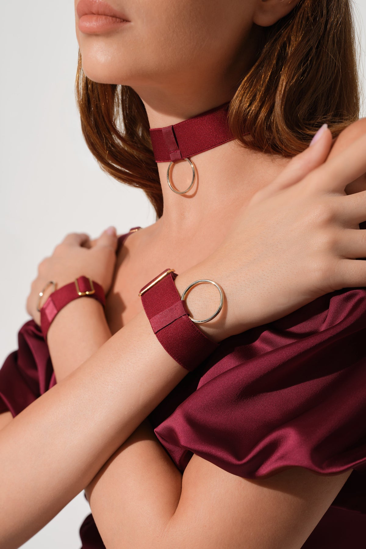 Choker rosu burgund din elastic premium cu detalii aurii Hold-up