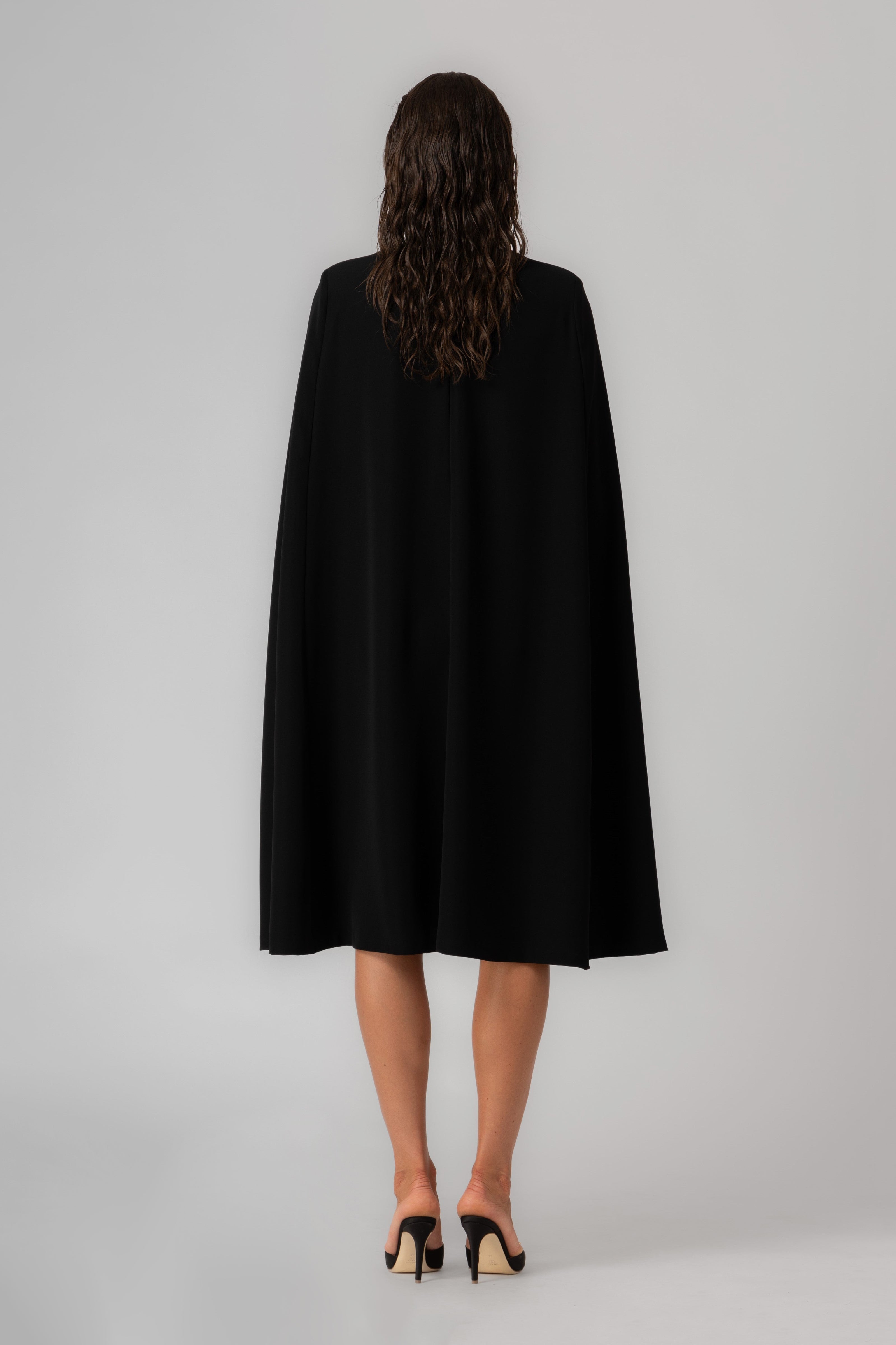 Rochie neagra midi cu capa Mantle