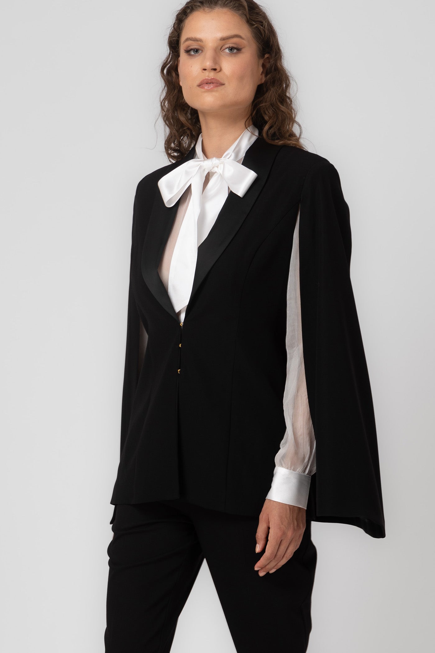 Capa neagra eleganta cu rever satinat Ward